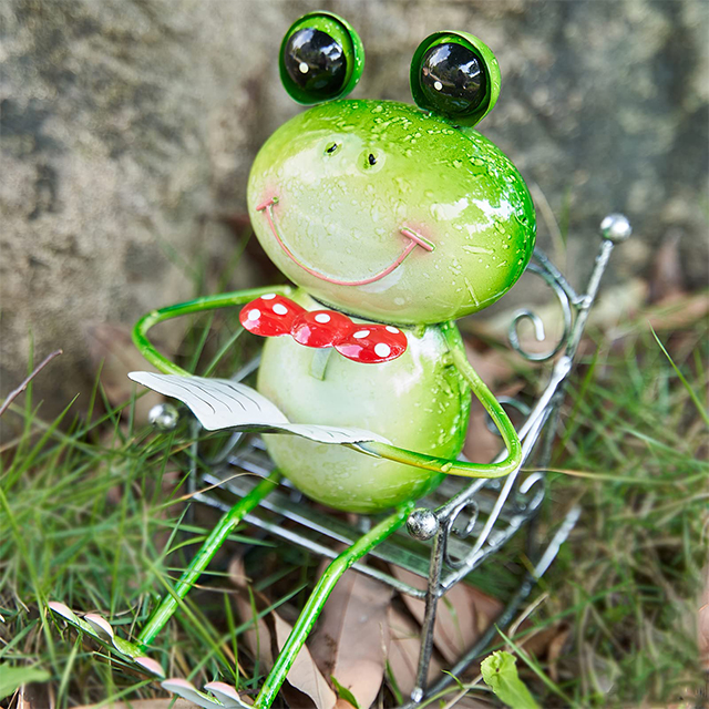 Metal Yard Art Frog Garden Statues Funny Animal Figurine Suitable for Indoor, Living Room, Windowsill, Lawn, Tree, Backyard Decor